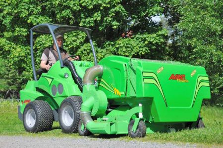 avant_collecting_lawn_mover_1500_1.jpg